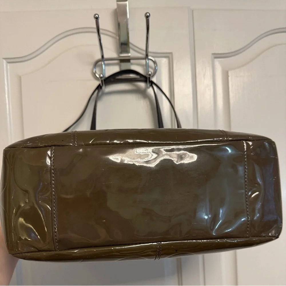 COACH 🔥 Olive Green Op Art Embossed Patent Leather East West Gallery Tote